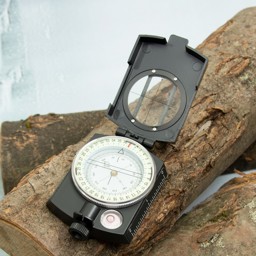 Kompass Präzision - ein flüssigkeitsgedämpfter Metallkompass für den ambitionierten Wanderer
